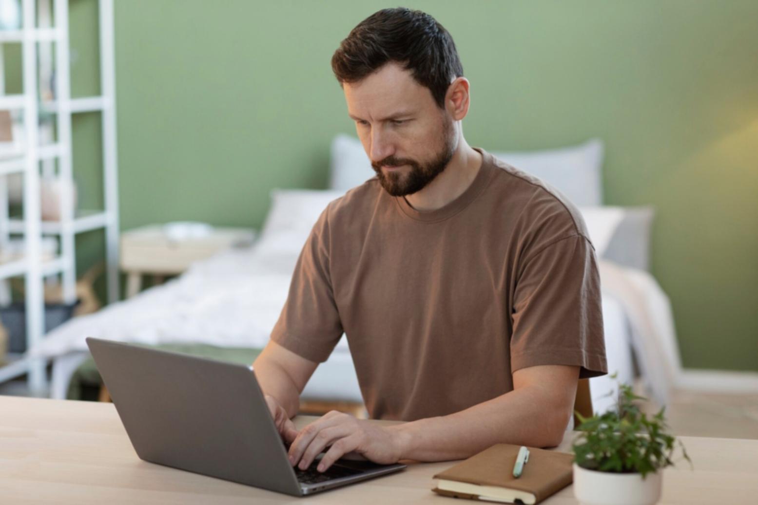 Espace de formation équipé avec postes de travail pour apprentissage des techniques de manucure