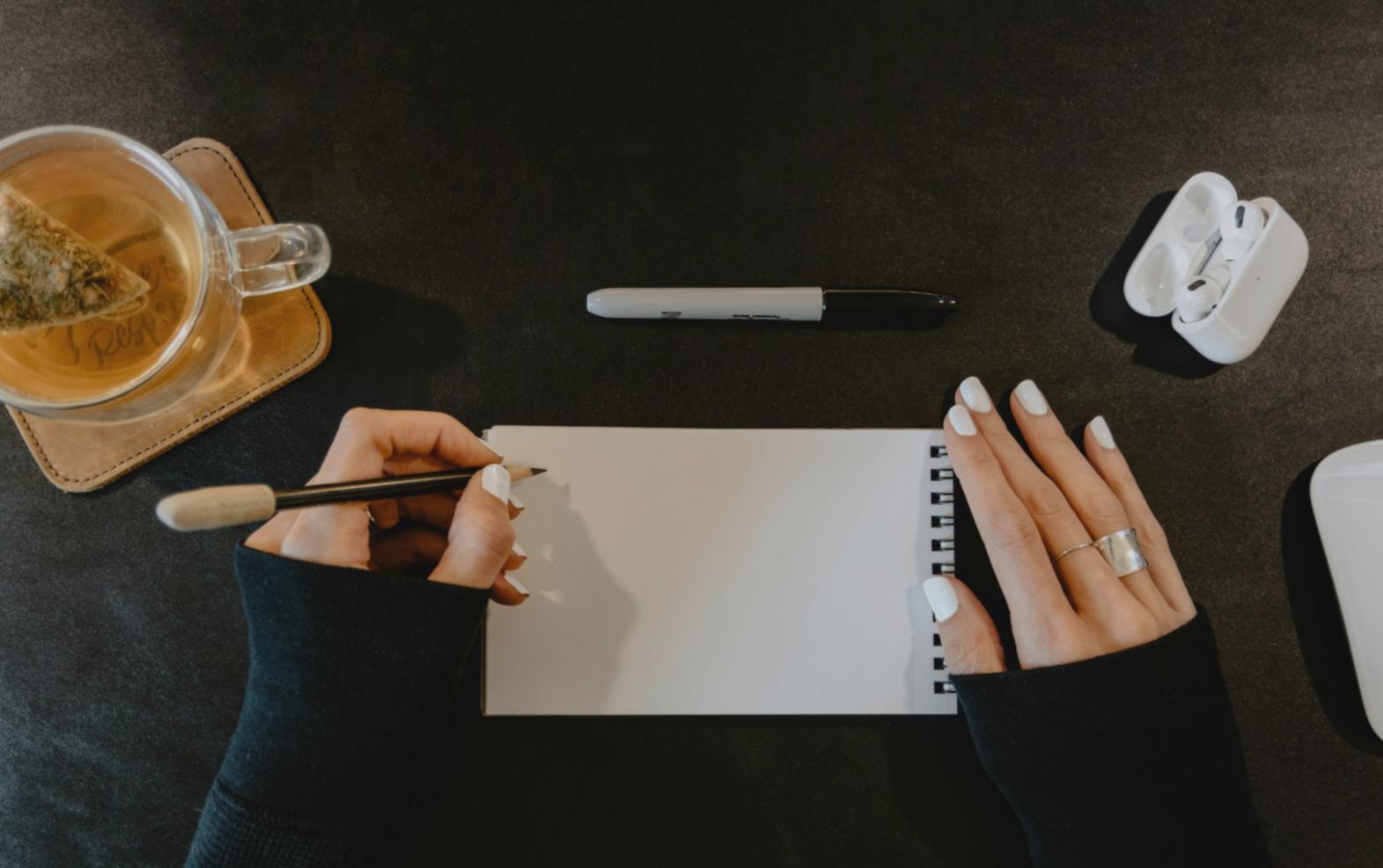 Matériel professionnel de manucure disposé sur table