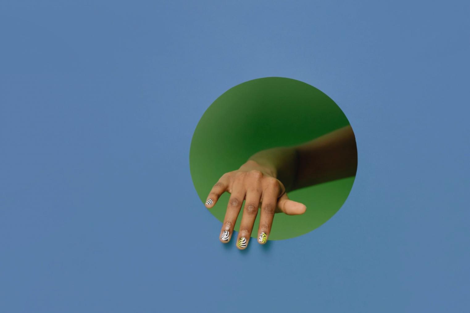 Finalisation d'une pose de vernis semi-permanent